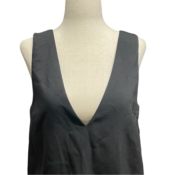 Elegant Black Scalloped Hem Dress - Picture 4 of 9